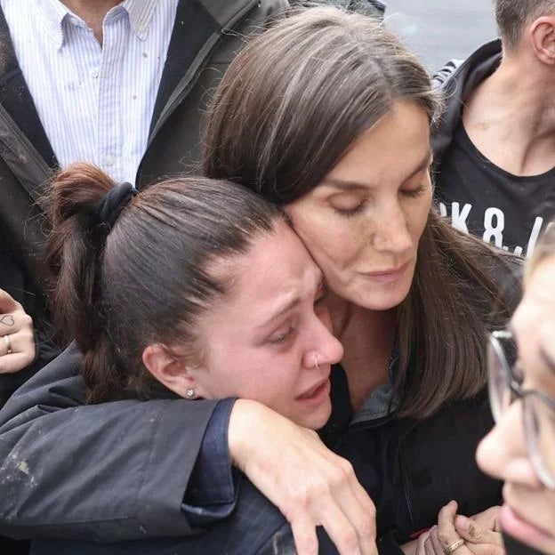 El abrazo de la reina Letizia a una de las afectadas por la DANA. 