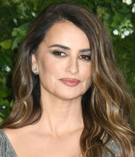 Penélope Cruz con mechas rubias y caramelo.