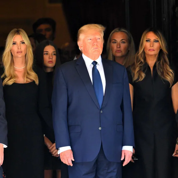 Donald Trump con Melania e Ivanka en el funeral de Ivana Trump. 