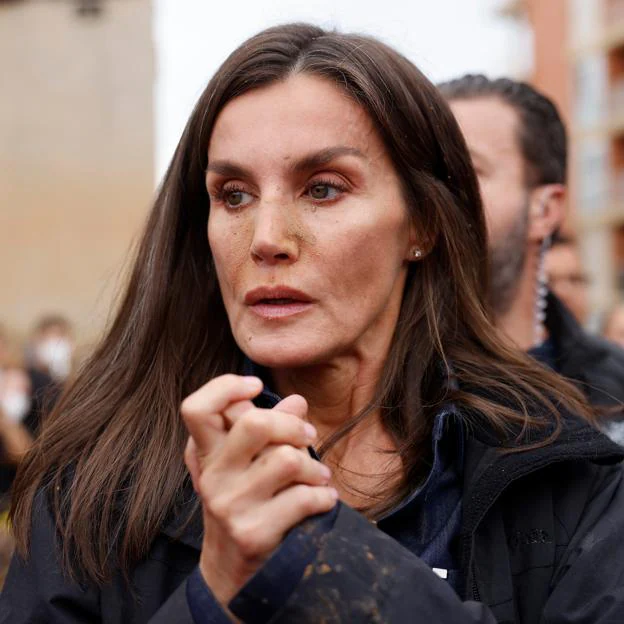 La reina Letizia durante su visita a Paiporta, llena de barro. 