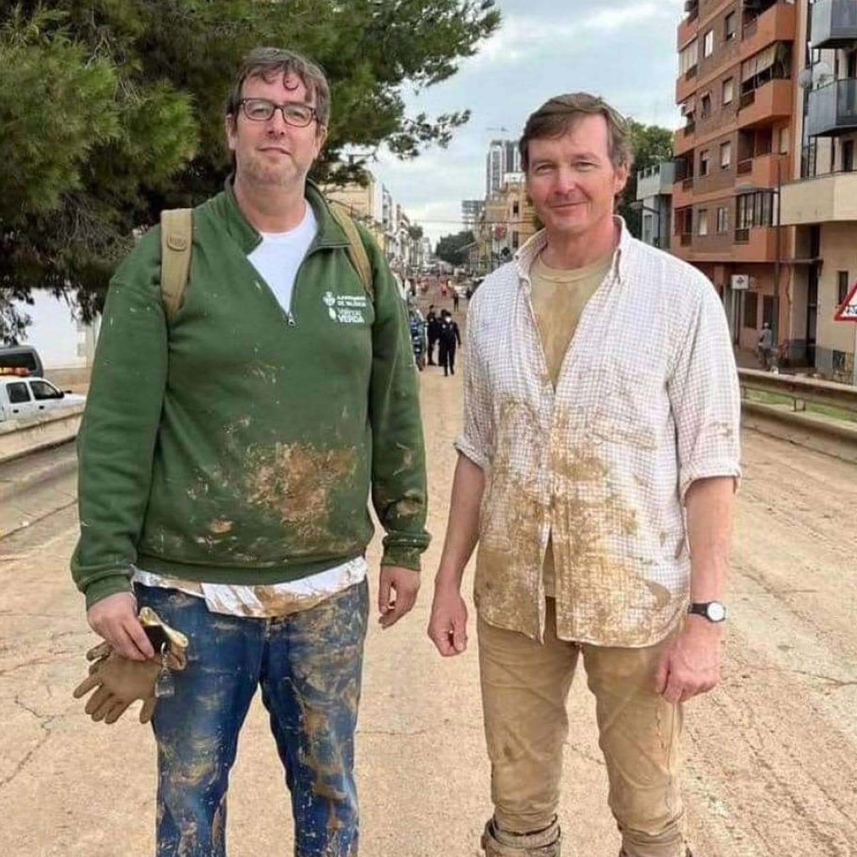 Pedro de Borbón-Dos Sicilias (derecha) en sus tareas de voluntariado. /@borbone.ducadicalabria