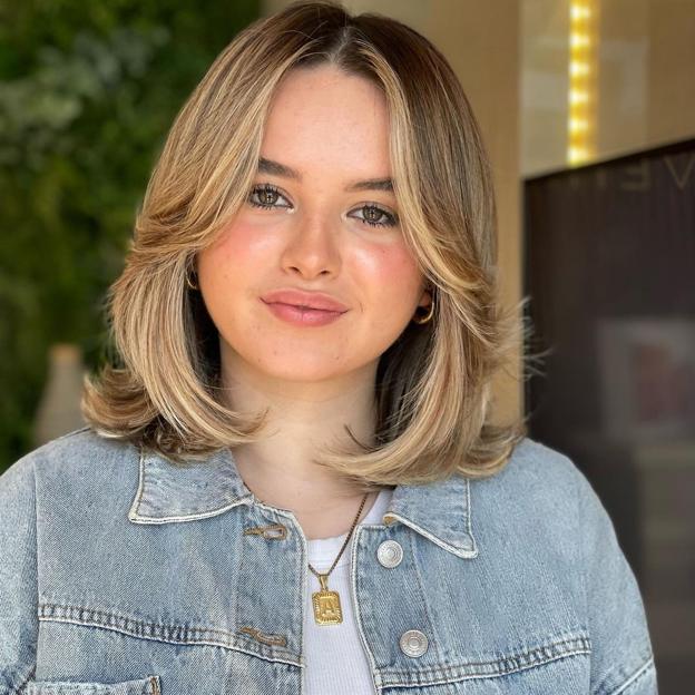 Influencer con corte de pelo para cara redonda estilo kitty