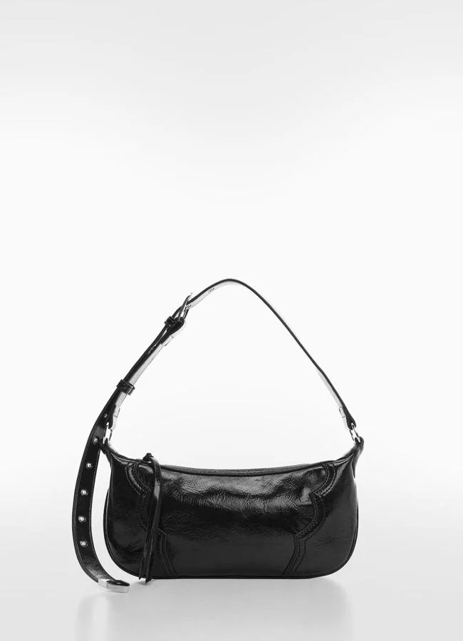 Bolso en negro de Mango Outlet.