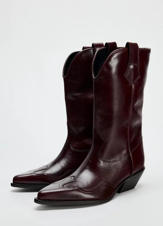 Botas cowboy en burdeos de Zara.