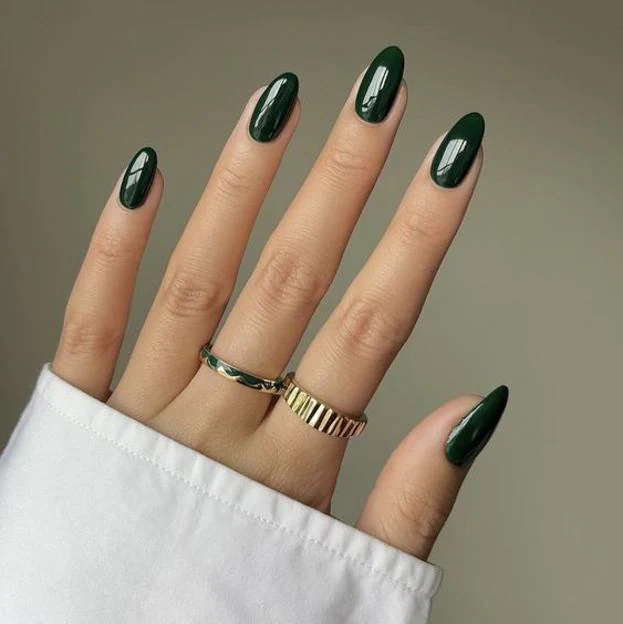 Los esmaltes con los colores de uñas tendencia para invierno que más elegantes quedan