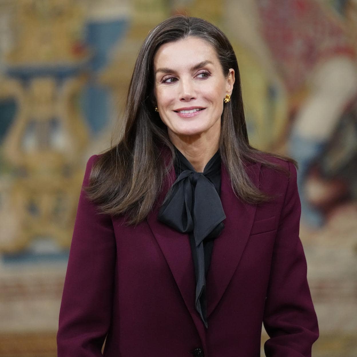 La reina Letizia en el Palacio Real, con un traje granate y blusa negra con lazo para recibir a los deportistas olímpicos y paralímpicos./limited pictures