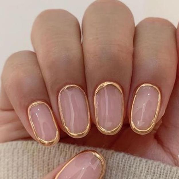 Uñas sencillas con marco dorado