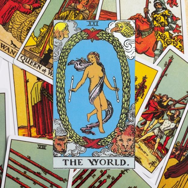 Qué significa El Mundo, el arcano del Tarot que busca el equilibrio en el eterno baile de la vida