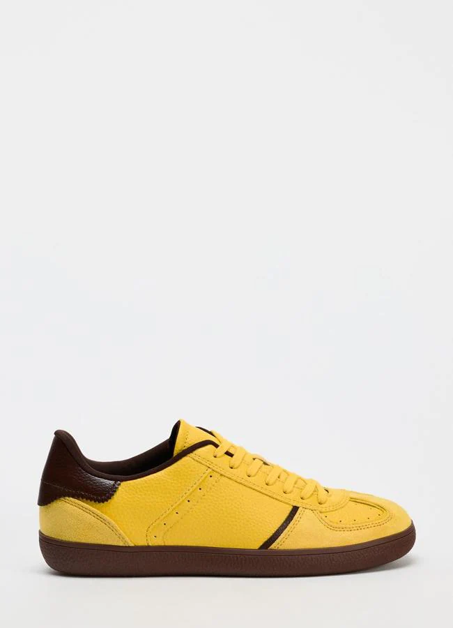 Zapatillas deportivas en amarillo de Zara.