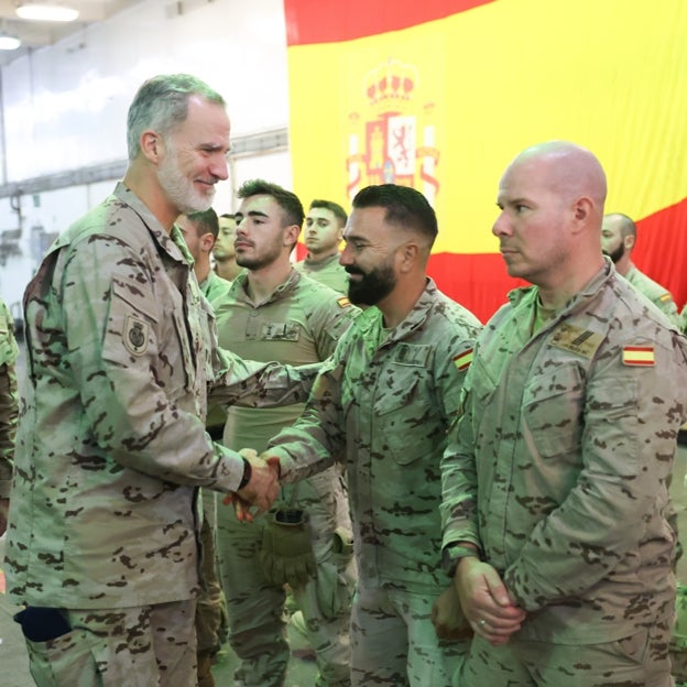 Felipe VI visitando a las tropas de la UME. 