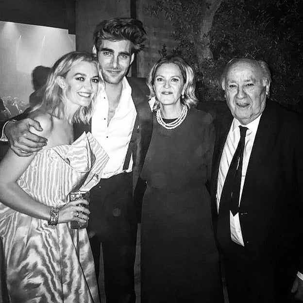 Jon Kortajarena junto a la novia y sus padres. 