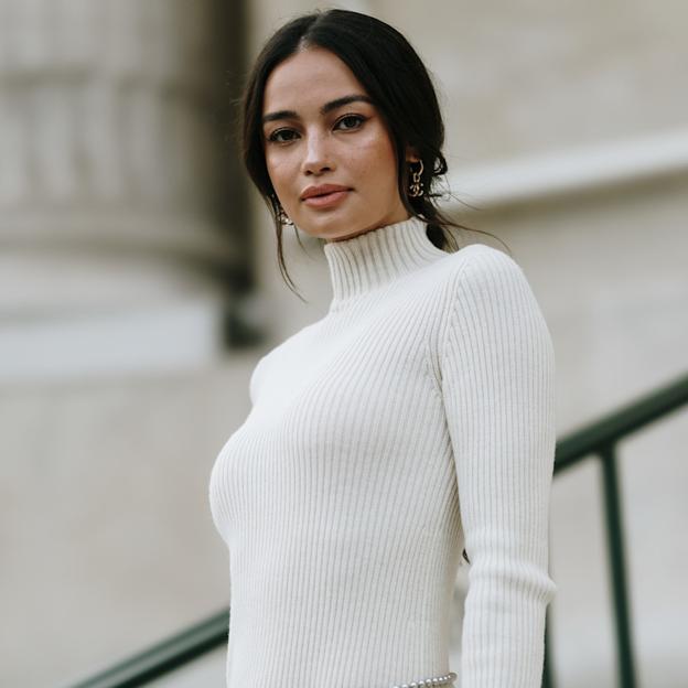 El jersey de cuello alto es el truco de estilo de las francesas para vestir en invierno: los 6 modelos más bonitos de la temporada