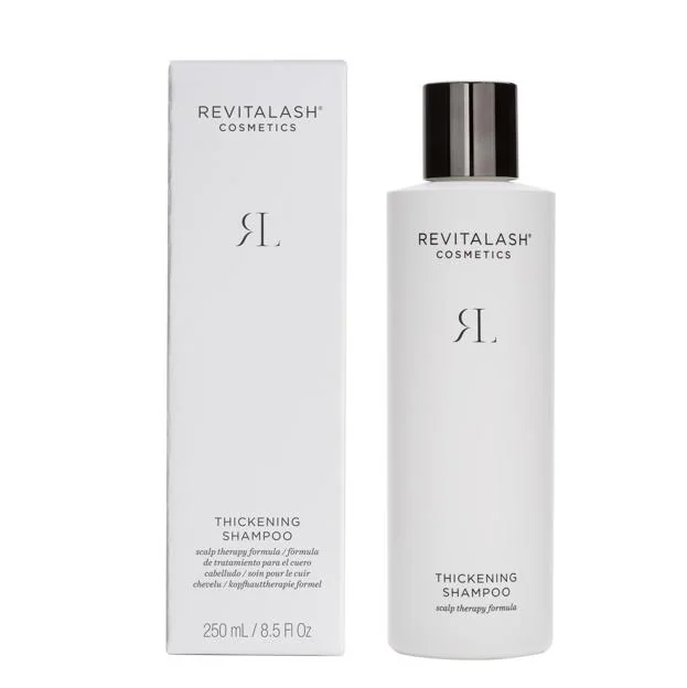 El champú para pelo fino Thickening Shampoo de RevitaLash Cosmetics.