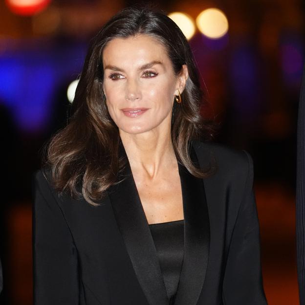 La reina Letizia, sobria y elegante, deslumbra en los Premios Francisco Cerecedo con un traje de esmoquin negro de Mango