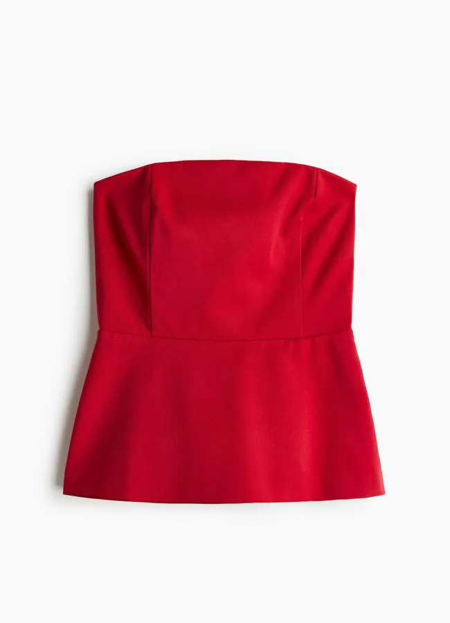 Top bandeau rojo de H&M, 25,99 euros.