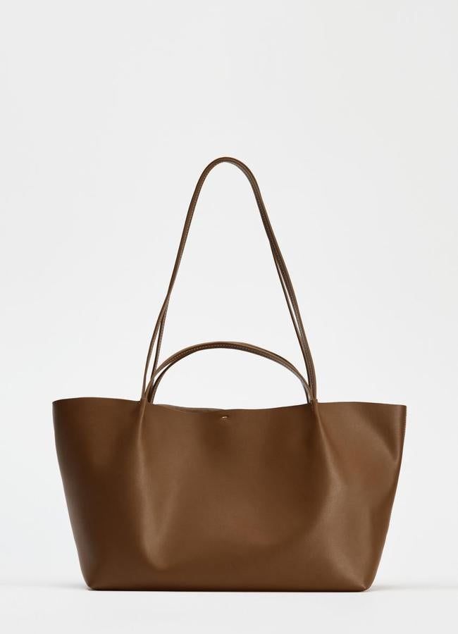 Bolso shopper en marrón de Zara (19,95 euros).