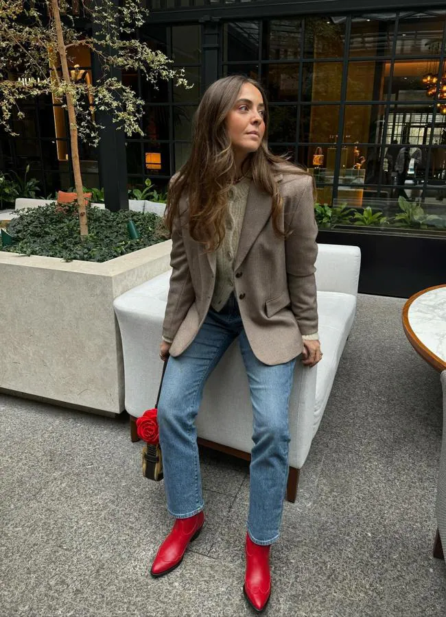 Influencer con look de vaqueros, blazer y botas de agua rojas/@alexsegurasanz