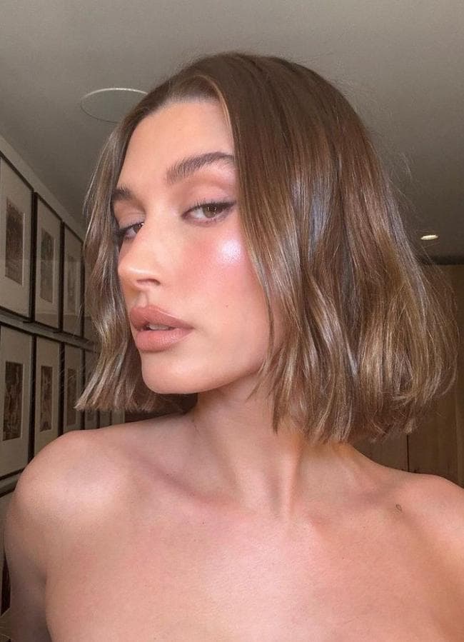 hailey Bieber con color de pelo clean girl brunette/@haileybieber