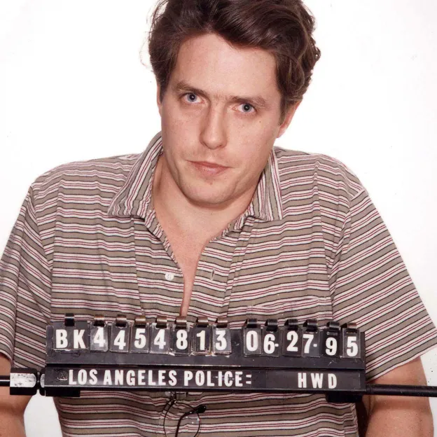 La foto de la ficha policial de Hugh Grant. 