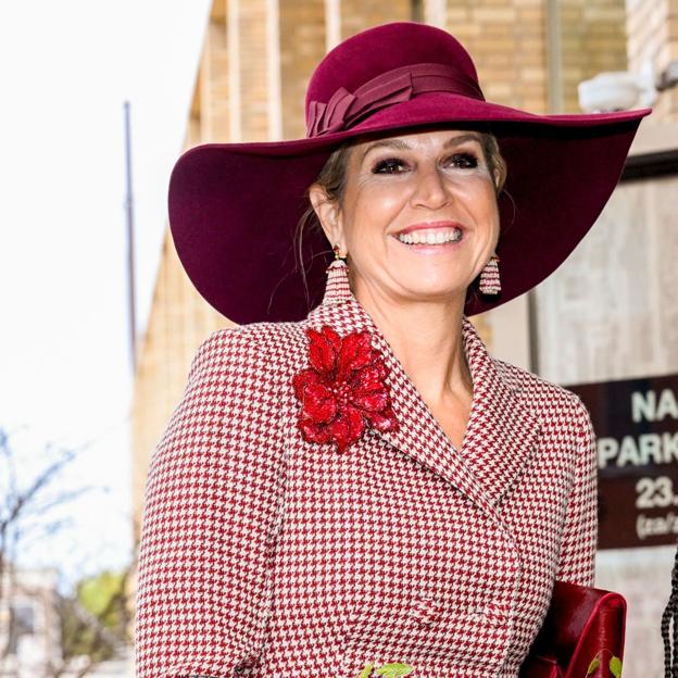 Cómo copiar el mejor look de Máxima de Holanda: traje de cuadros y los complementos perfectos