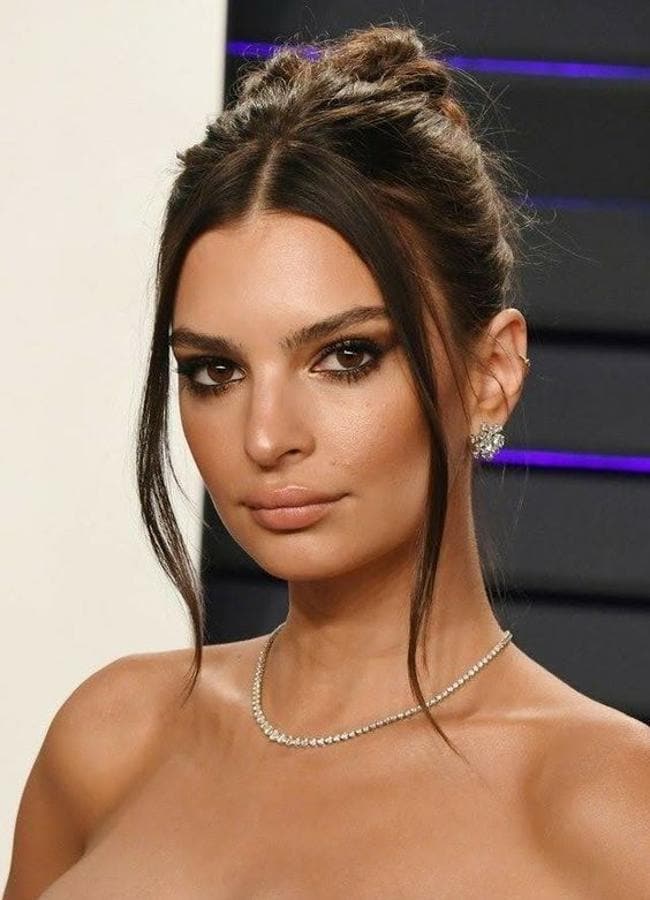 Emily Ratajkowski con moño estilo Old Money tendencia/@emrata