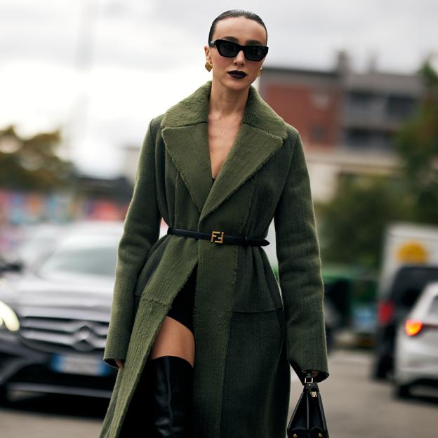 Mujer con abrigo verde