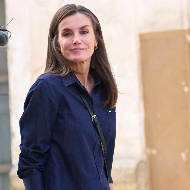 El bolso negro de Massimo Dutti que usa la reina Letizia para los looks de diario