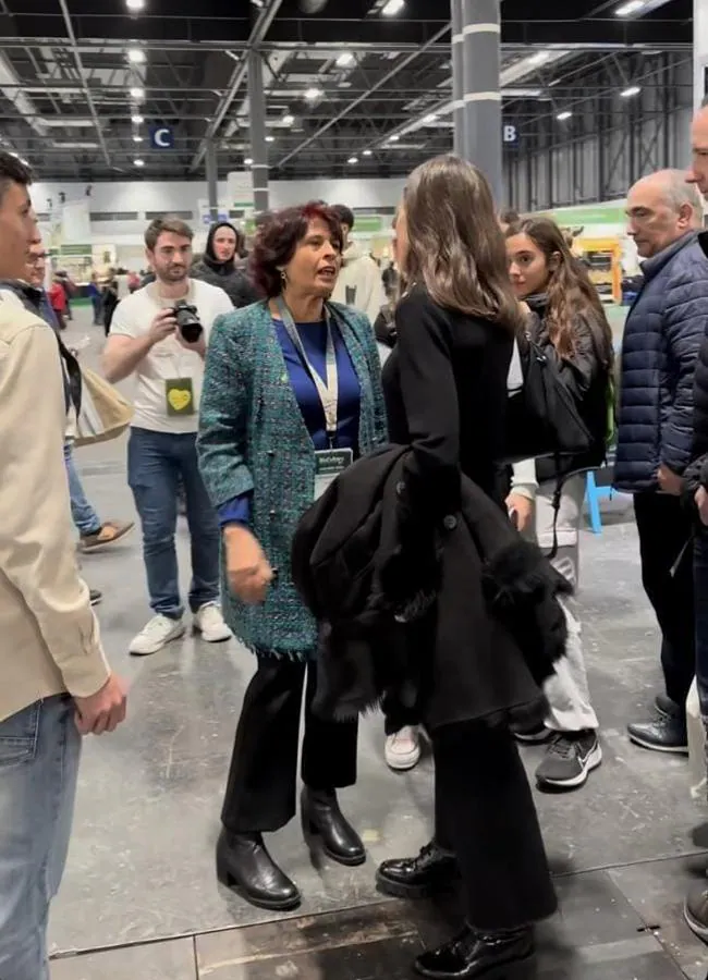 La reina Letizia con un bolso negro de Massimo Dutti. / INSTAGRAM