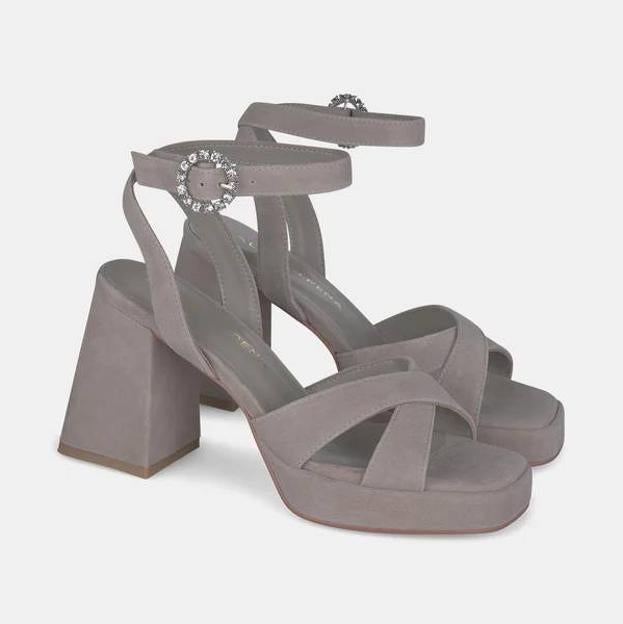 Sandalia tacón en bloque (115€)