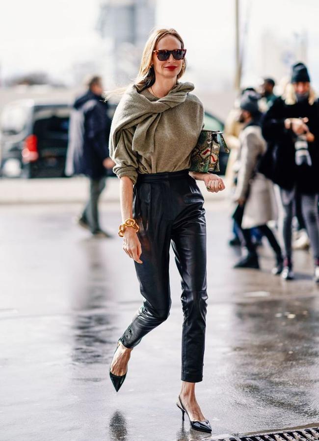 Lauren Santo Domingo con pantalones de piel y jersey oliva/@THELSD
