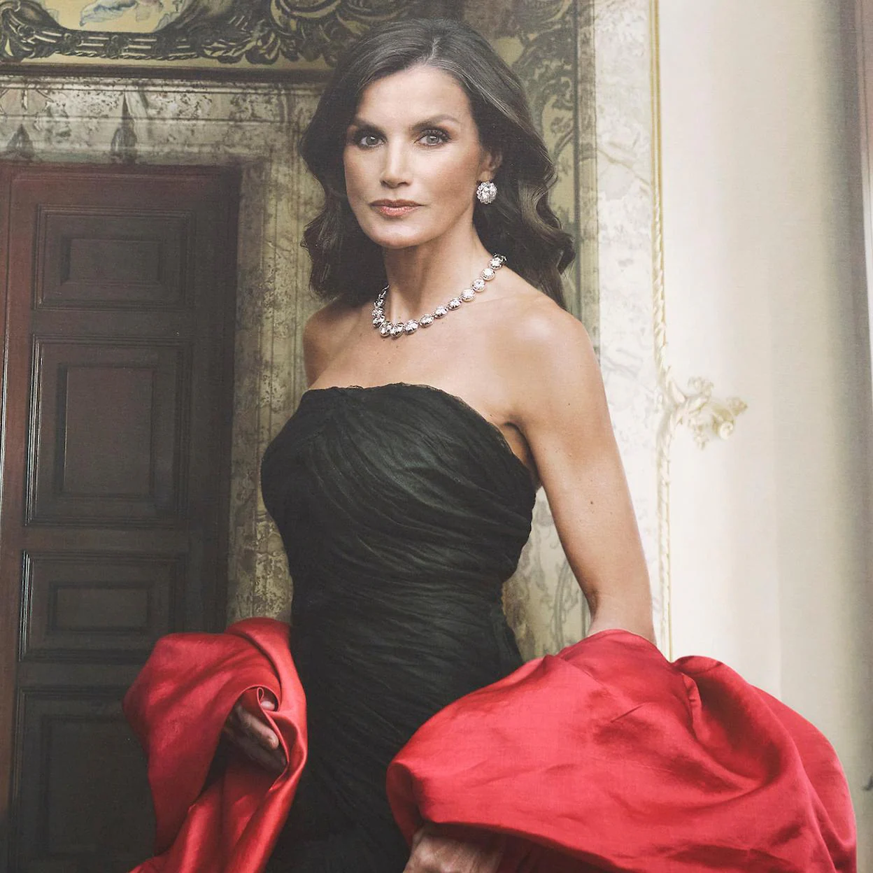 El pasado febrero, la reina Letizia posó, vestida de Balenciaga, para la fotógrafa estadounidense Annie Leibovitz. /LIMITED PICTURES