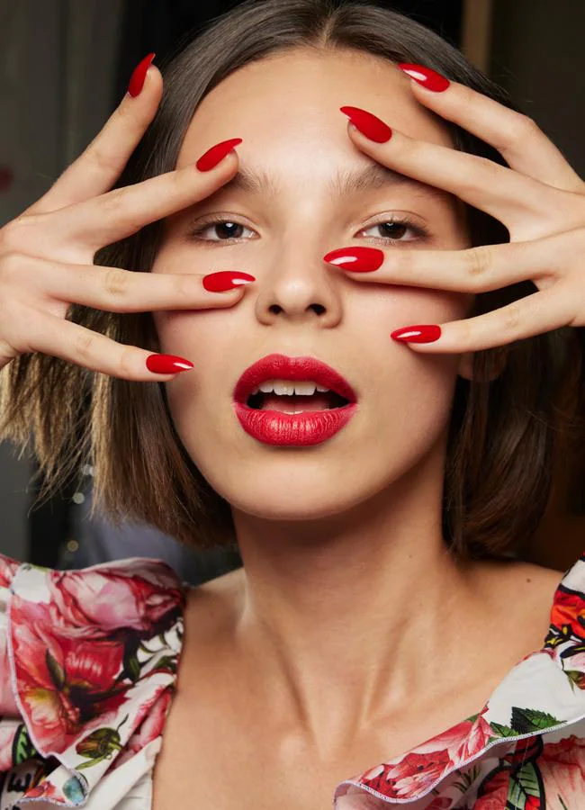 Manicura en rojo. Foto: Launchmetrics spotlight