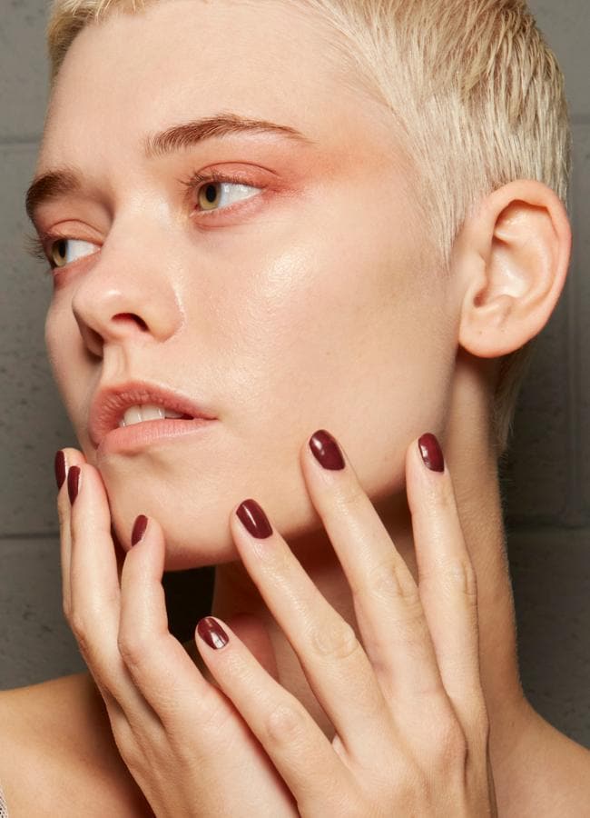 Manicura en burdeos. Foto: launchmetrics spotlight