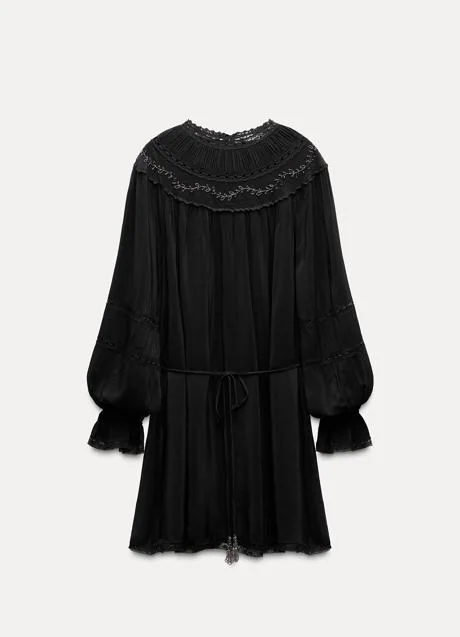 Vestido negro de Zara (49,99 euros)