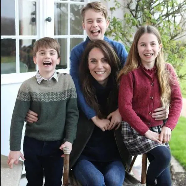 La polémica foto retocada de Kate Middleton con sus hijos 