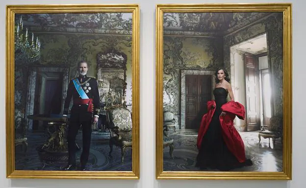 El díptico realizado por Annie Leibovitz por encargo de Banco de España, como regalo a los reyes Felipe y Letizia por su primera década de reinado. 