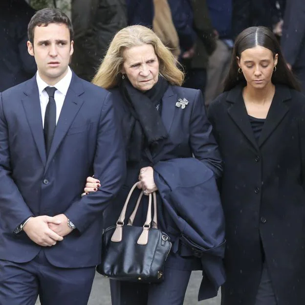 La última vez que vimos juntos a la infanta Elena, Felipe Juan Froilán y Victoria Federica fue el pasado abril, durante el funeral de Fernando Gómez-Acebo. 