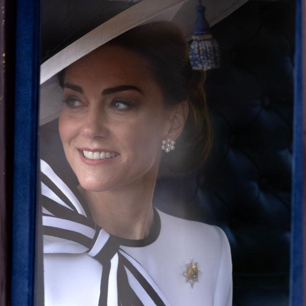 Kate Middleton con los pendientes en forma de flor.