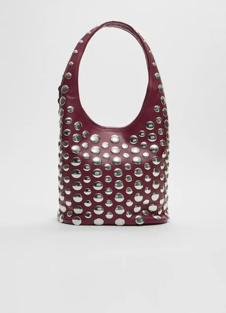 Bolso con tachuelas de Stradivarius (35,99 euros)