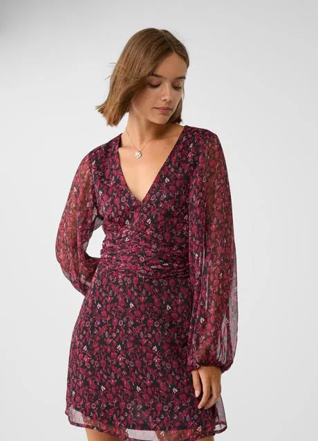 Vestido con estampado de flores de Stradivarius (25,99 euros)