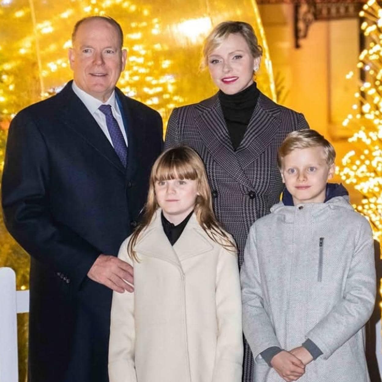 Alberto y Charlène de Mónaco con sus hijos en el encendido de la Navidad 2024. /Kevin Tchobanian - Strider Pictures / Mairie de Monaco