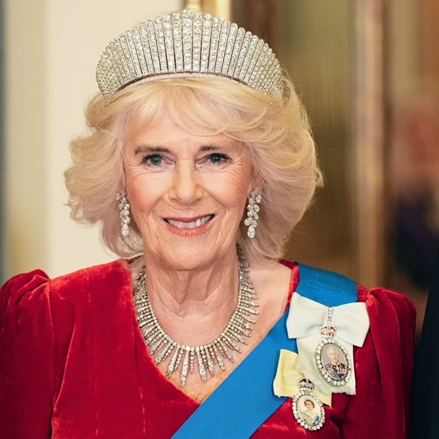 La historia de la polémica tiara Kokoshnik que ha estrenado la reina Camilla: 488 diamantes y una colecta para pagarla