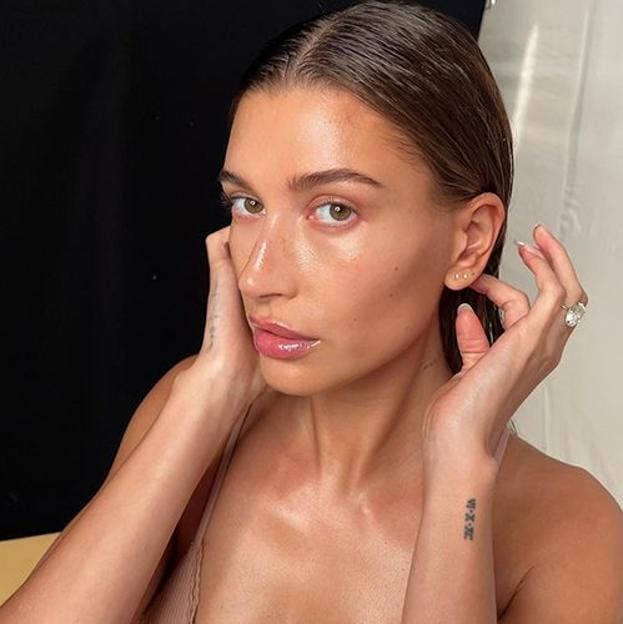 Hailey Bieber con maquillaje glaseado estilo glazed donut skin