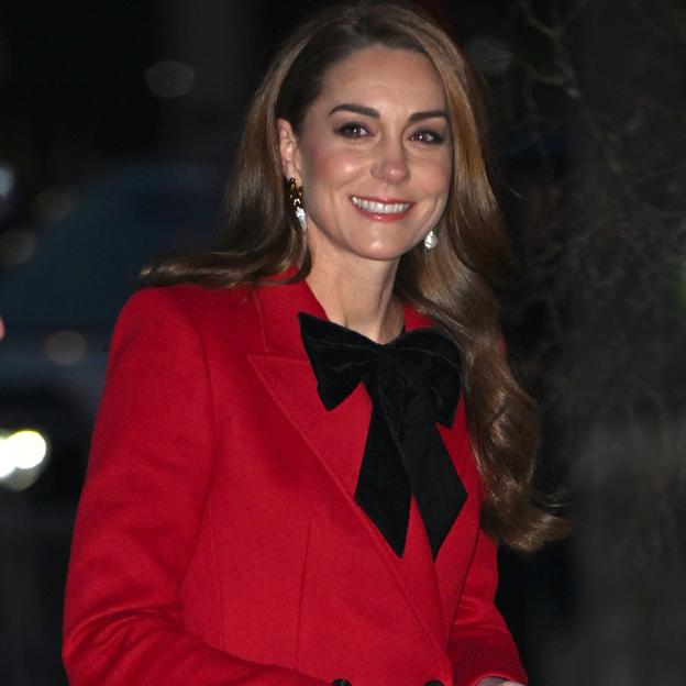 Kate Middleton, resplandeciente, estrena un abrigo muy especial en el concierto de villancicos: el mensaje oculto de su look navideño