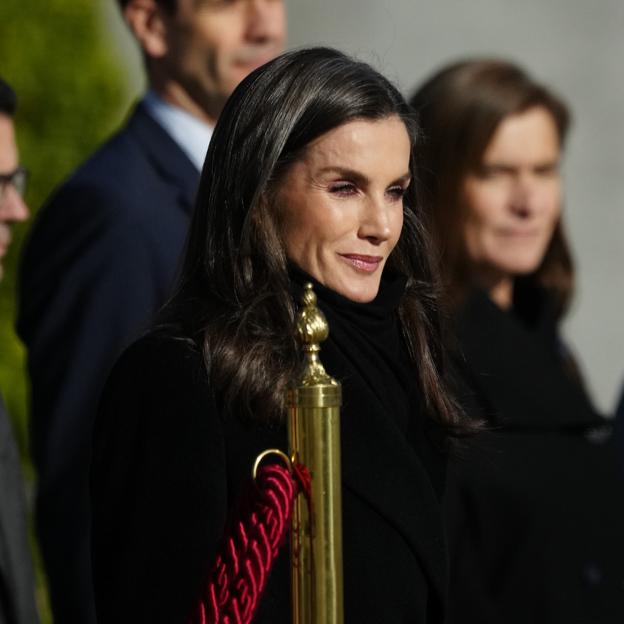 La reina Letizia se va a Italia con el look de aeropuerto perfecto con botines negros de tacón cómodo