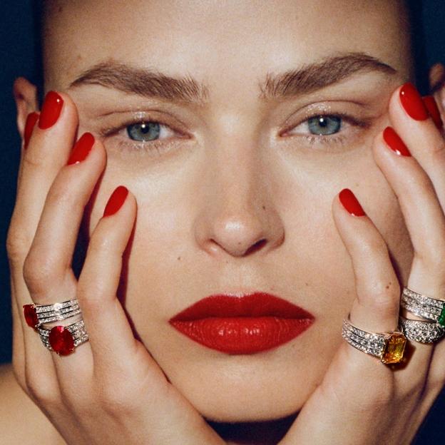 Anillos con piedras de colores que darán un toque de luz a tus estilismos de invierno