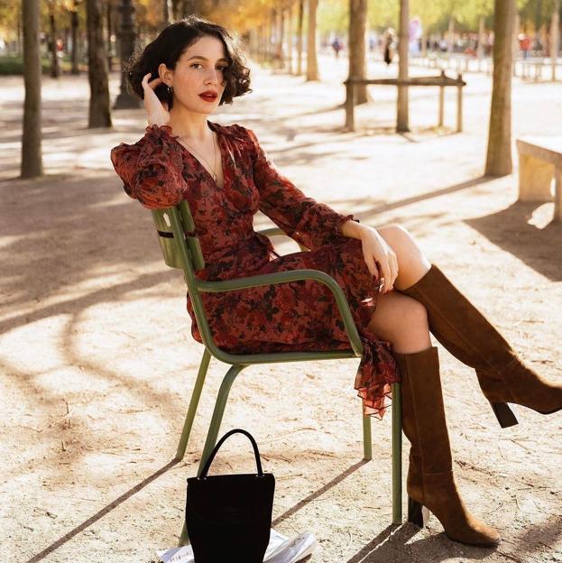 Influencer francesa con vestido midi y botas