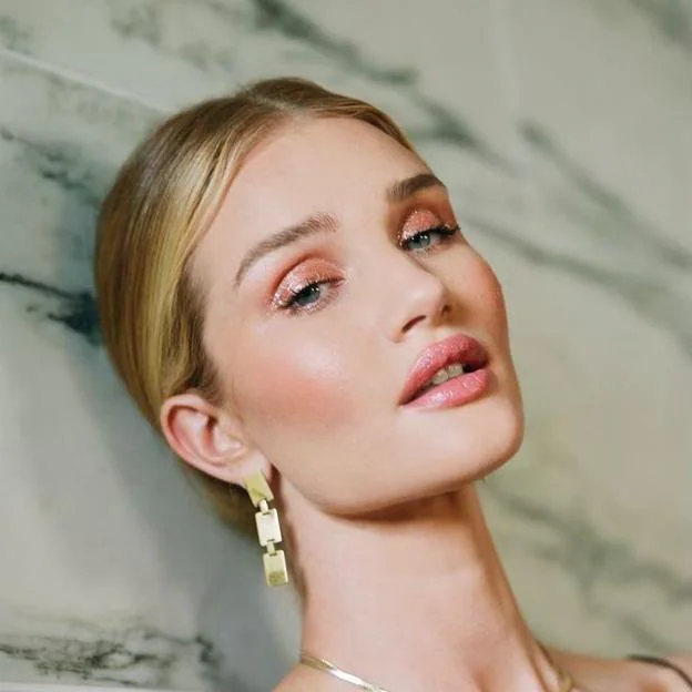 Rosie Huntington-Whiteley con delineador de ojos grueso como sombra de ojos