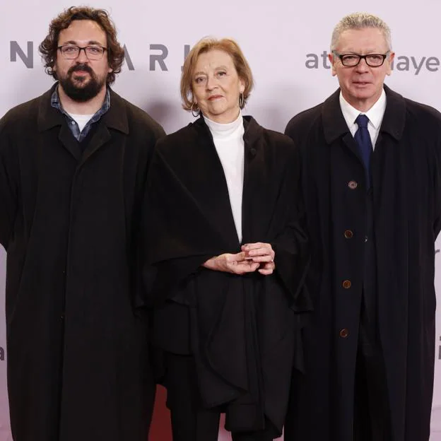 Rodrigo Ruiz Gallardón en la presentación de su nueva serie junto a sus padres. 