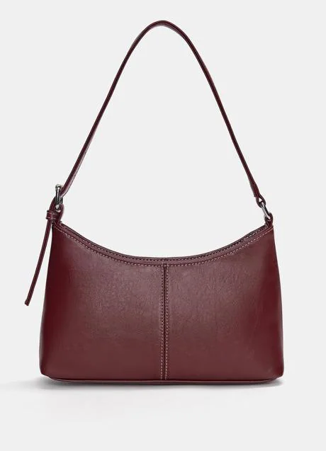 Bolso burdeos de Pull & Bear (14,99 euros)